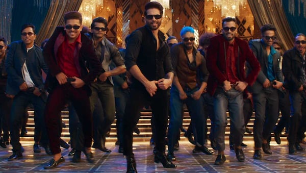 Shahid Kapoor's spectacular dance comeback! The Teri Baaton Mein Aisa Uljha Jiya song Laal Peeli Akhiyan fills a long-felt void