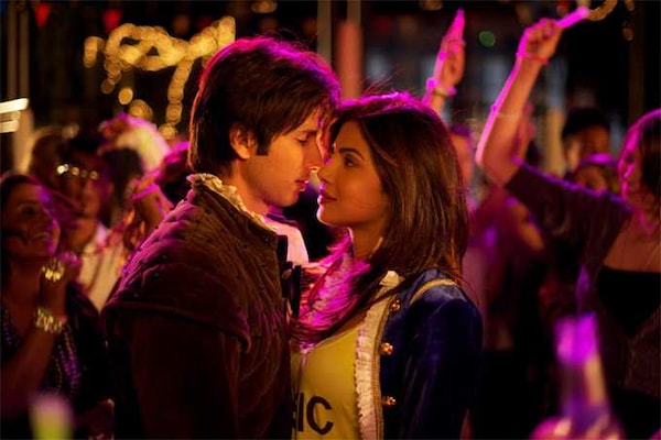 Shahid Kapoor and Priyanka Chopra in Teri Meri Kahaani.