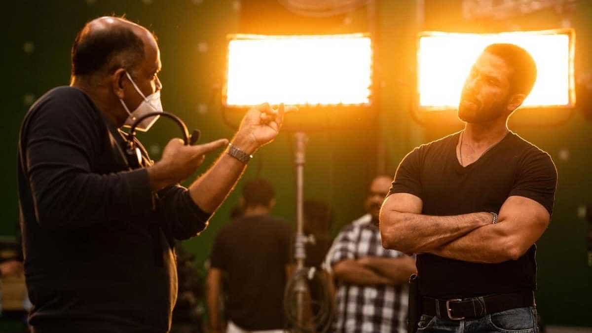 https://www.mobilemasala.com/film-gossip/Shahid-Kapoor-flaunts-his-rugged-look-in-new-BTS-pic-from-Deva-set-Heres-why-you-cannot-miss-it-i225998