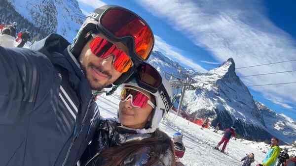 Kiara Advani adds 'kala chashma' twist to New Year post with hubby Sidharth Malhotra; see photo