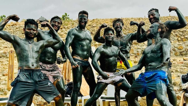 Bade Miyan Chote Miyan - Akshay Kumar and Tiger Shroff offer new meme 'mud-terial' straight from the Dead Sea