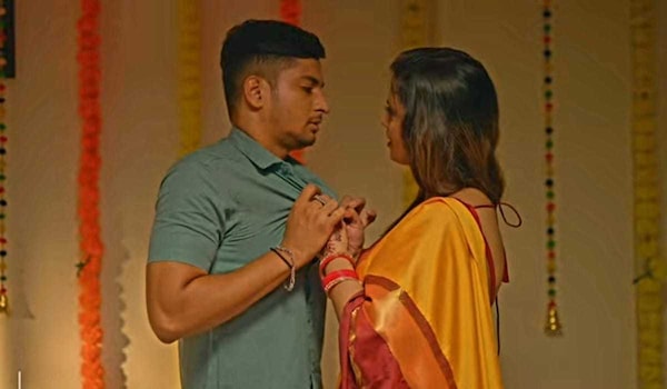Choli Ke Peeche Kya Hai still