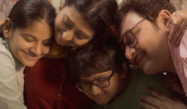 Yeh Meri Family Season 3 review - Juhi Parmar-Rajesh Kumar's 90s drama takes an overextended trip to the past