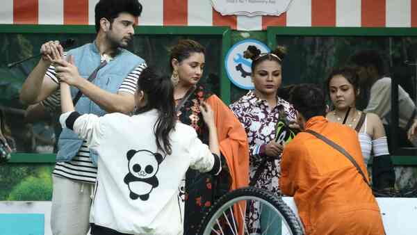 Bigg Boss 15 January 13 2022 written update: Pratik breaks his nose after fight with Tejasswi, Devoleena defends him