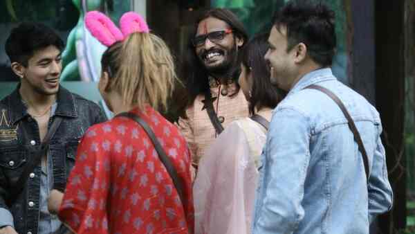 Bigg Boss 15: Abhijit Bichukale FINALLY enters the house, demands Umar Riaz’s bed soon after