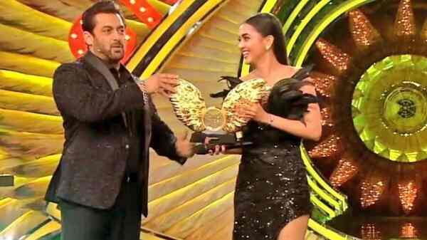 Bigg Boss 15 grand finale January 30 2022 written update- part 2: Tejasswi Prakash picks up the trophy after bagging Naagin 6