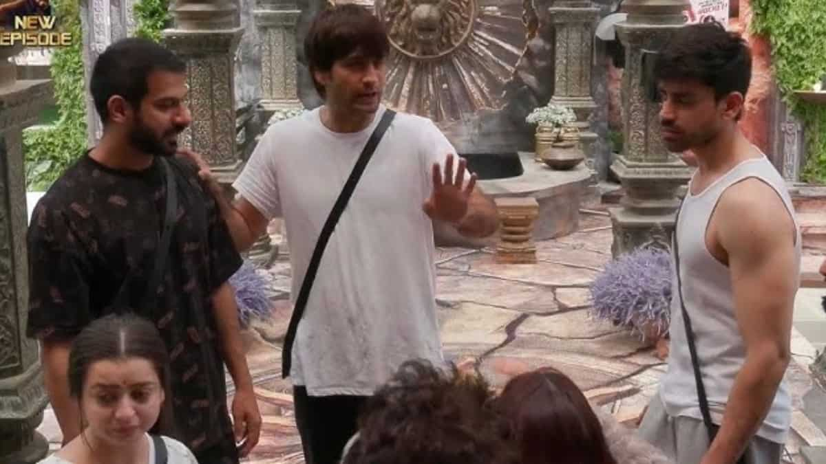 https://www.mobilemasala.com/film-gossip/Bigg-Boss-18-Karan-Veer-Mehra-Vivian-Dsena-finally-show-their-sweet-friendship-for-the-first-time-former-reveals-he-never-cried-except-i306842