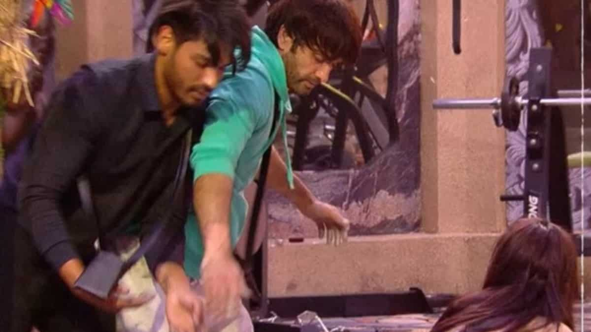 https://www.mobilemasala.com/film-gossip/Bigg-Boss-18-Digvijay-Rathee-pushes-Vivian-Dsena-in-the-swimming-pool-during-Time-God-task-heres-what-happened-next-i322906