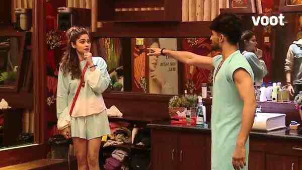 Watch: Shamita-Zeeshan recreate Shilpa-Suniel's iconic Dhadkan moment inside Bigg Boss OTT house