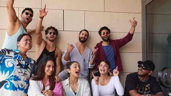 Viral videos: Kiara Advani, Varun Dhawan, Shahid Kapoor, Tiger Shroff and more dance energetically at Doha event