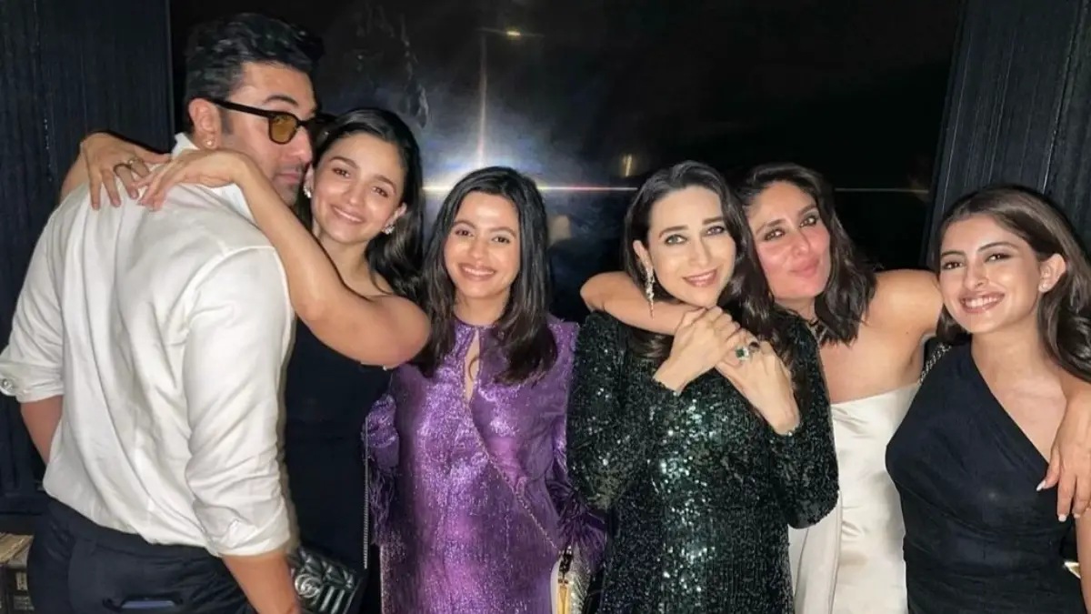 Shah Rukh Khan’s 58th birthday bash: Alia Bhatt, Ranbir Kapoor, Kareena, Karisma, Navya Nanda, Shaheen smile together