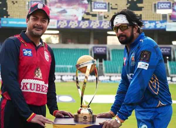 Skippers of the finale teams, Jisshu Senguptha (Bengal Tigers) and Kiccha Sudeep (Karnataka Bulldozers)