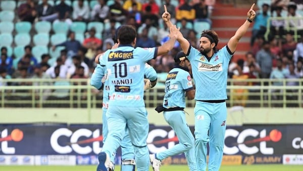 Bhojpuri Dabanggs during the semi-final against Mumbai Heroes