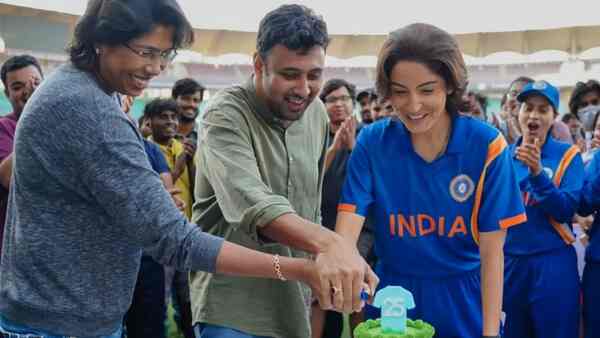 Anushka Sharma wraps up Chadka Xpress, Jhulan Goswami joins the mad ride - pics