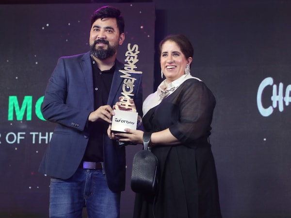 Satyam Manohar presents the award to Guneet Monga