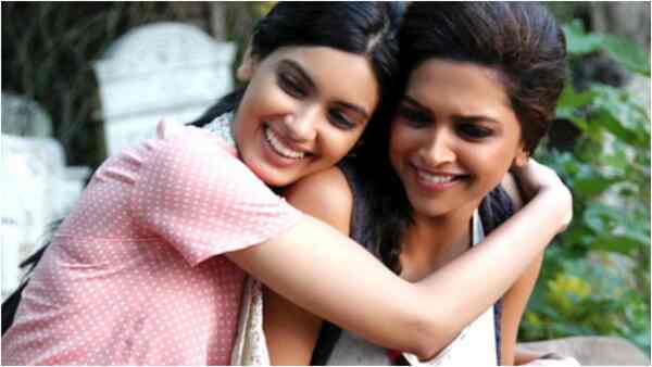 Cocktail: Deepika Padukone, Diana Penty and Dimple Kapadia's throwback BTS pic from set is perfect to beat mid-week blues