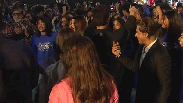 Viral video! Amitabh Bachchan, Aishwarya Rai, Abhishek join Shah Rukh Khan for Om Shanti Om song Deewangi Deewangi