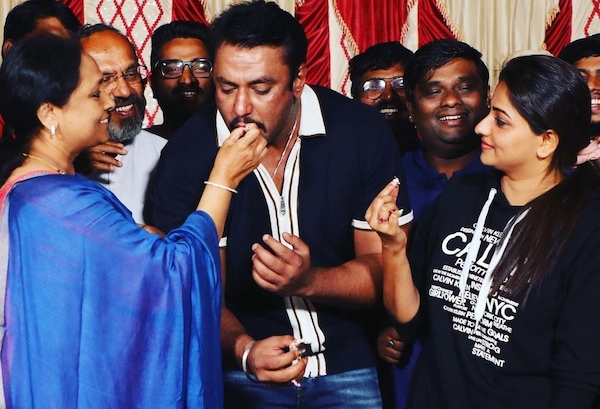 Shylaja Nag, B Suresha and Rachita Ram wishing Darshan on his birthday