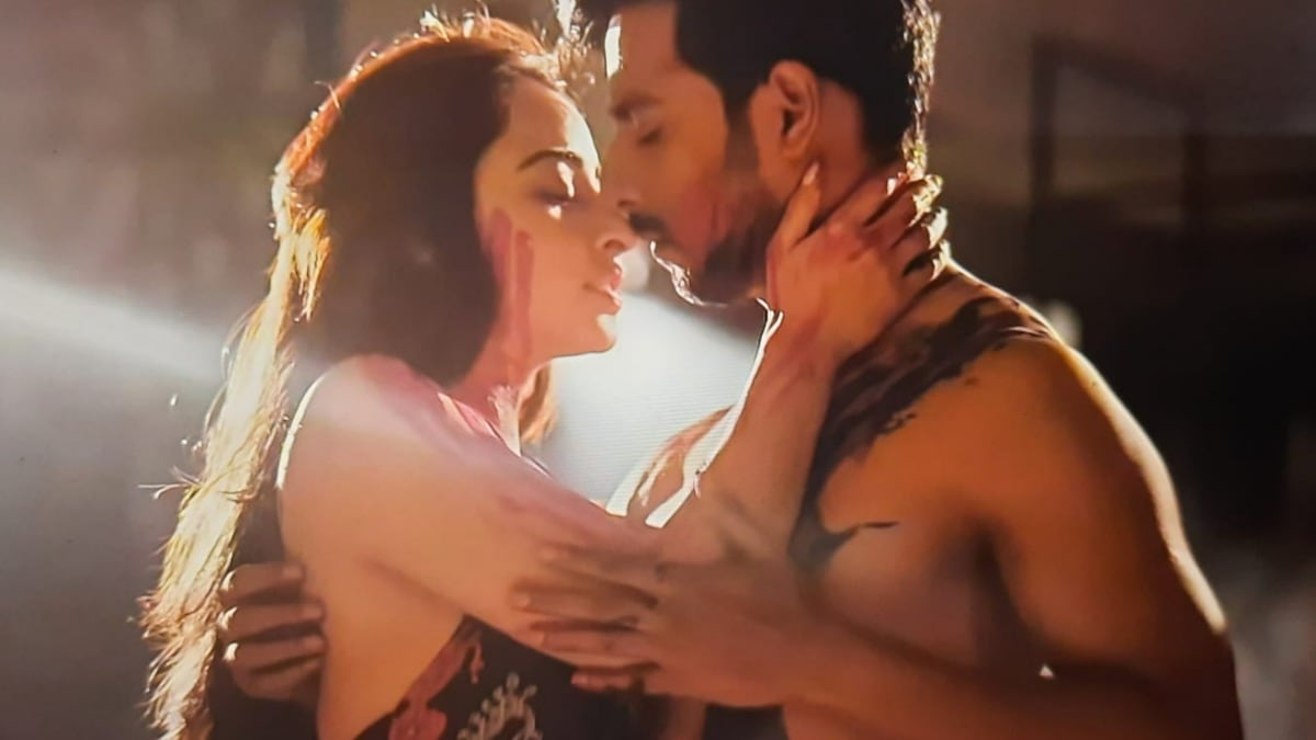 Dear Ishq review: Sehban Azim-Niyati Fatnani’s show is about good performances and bad execution