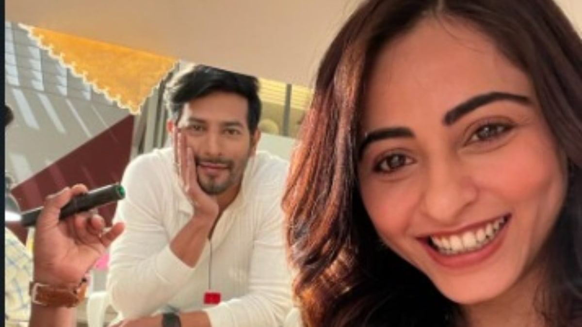 Dear Ishq: THIS is how Sehban Azim met his co-star Niyati Fatnani Did you know that Karan Wahi has a role to play in Sehban and Niyati's friendship? Team OTTplay Sehban Azim, the protagonist of the drama series Dear Ishq, reveals where he met his co-star Niyati Fatnani for the first time. He als