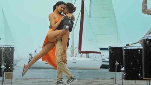 Deepika Padukone and Shah Rukh Khan in Besharam Rang