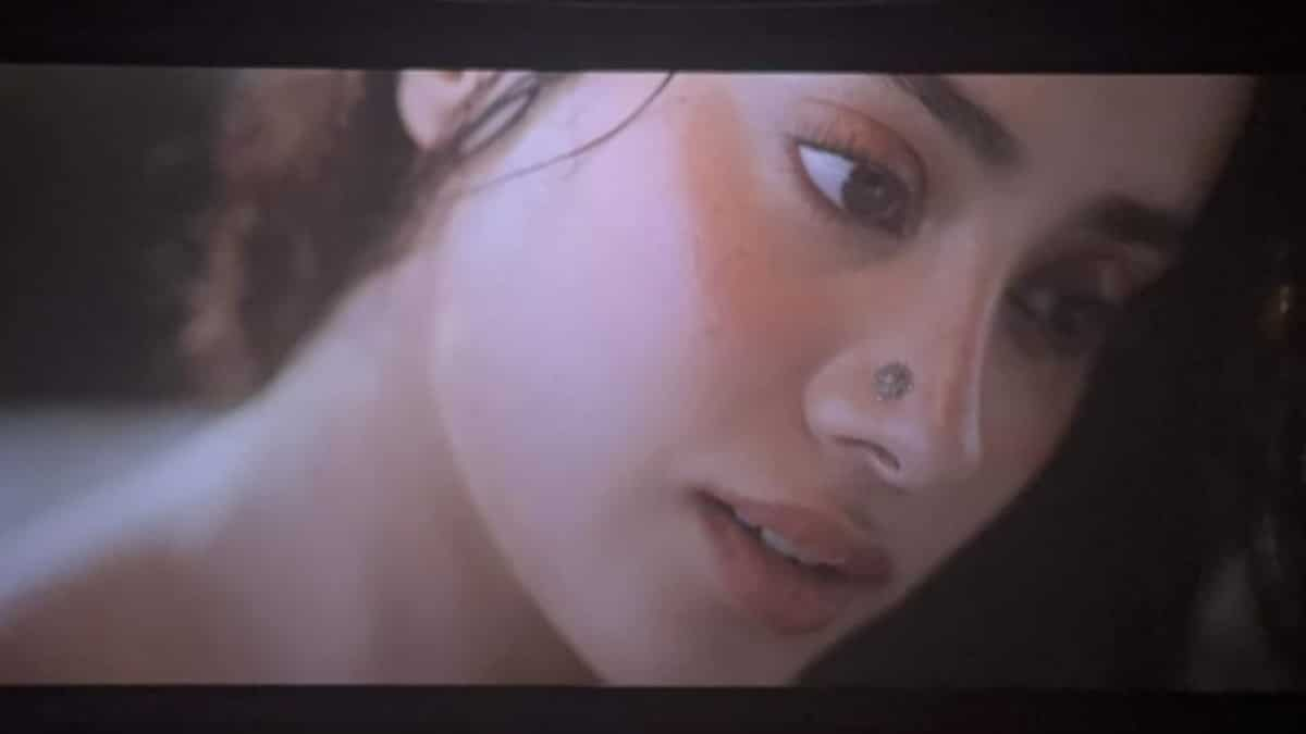 https://www.mobilemasala.com/film-gossip/Shikhar-Pahariya-smitten-by-Janhvi-Kapoor-in-Devara-her-flirty-response-sparks-buzz-i303436