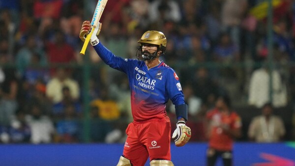 IPL 2024 - Chinnaswamy gives Dinesh Karthik a standing ovation for his 83 run-knock
