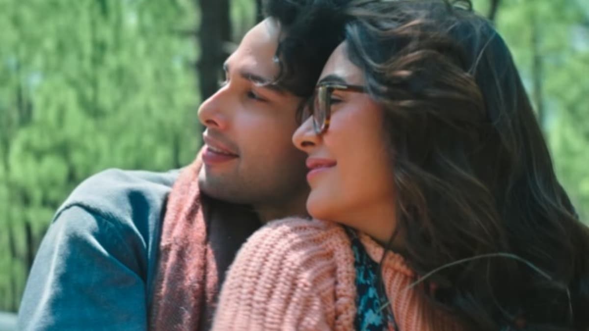 Do Deewane Seher Mein teaser: Siddhant Chaturvedi and Mrunal Thakur romanticize life but not always in the city or at dawn