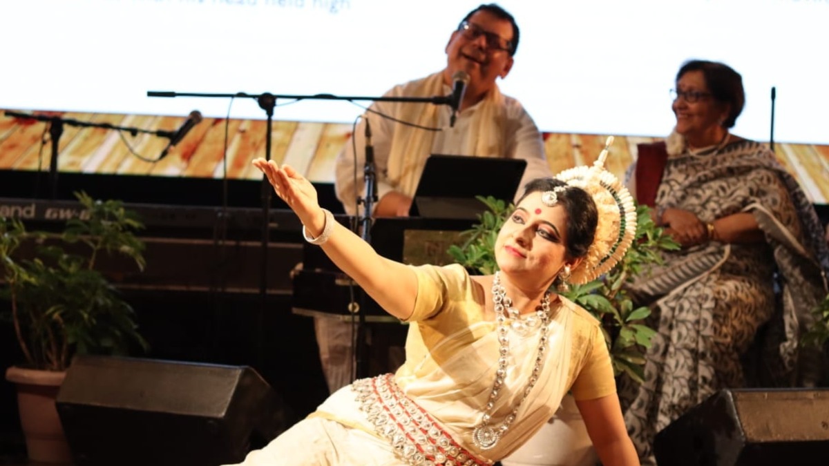 Baishe Srabon: Dona Ganguly and Ananda Gupta pay tribute to Tagore on his death anniversary