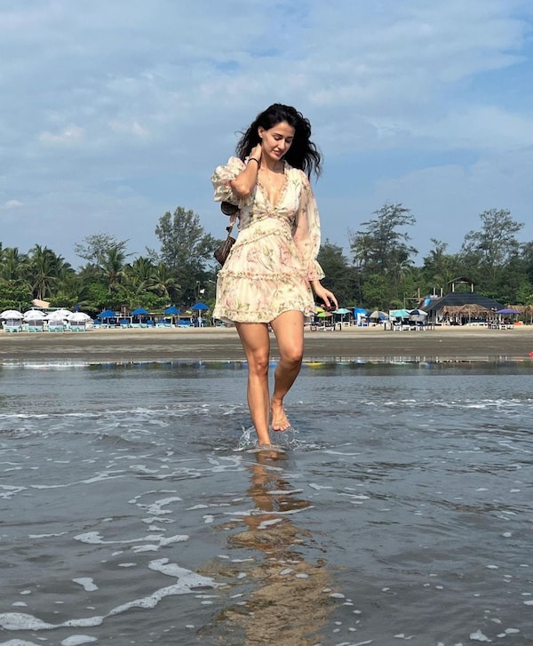 3. Disha Patani wore a beautiful white dress at the beach. With the peaceful sea at the background, the picture seems a perfect vacay post.