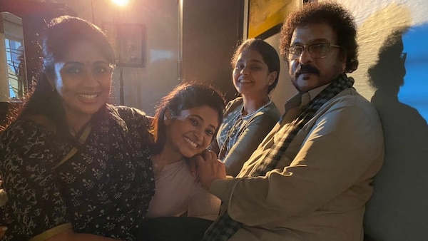 Navya Nair, Aarohi, Unnati and Ravichandran on the set