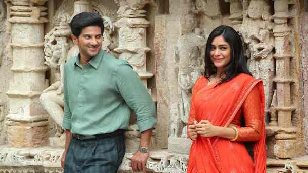 Sita Ramam Twitter review: Fans laud Dulquer Salmaan, Mrunal Thakur’s ‘terrific’ chemistry and film’s visuals