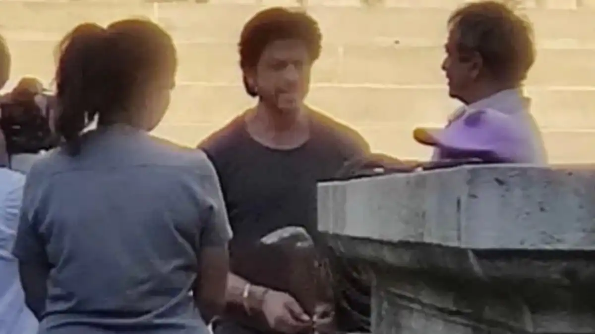 Shah Rukh Khan heads to Kashmir for Dunki shoot, receives grand welcome - watch video