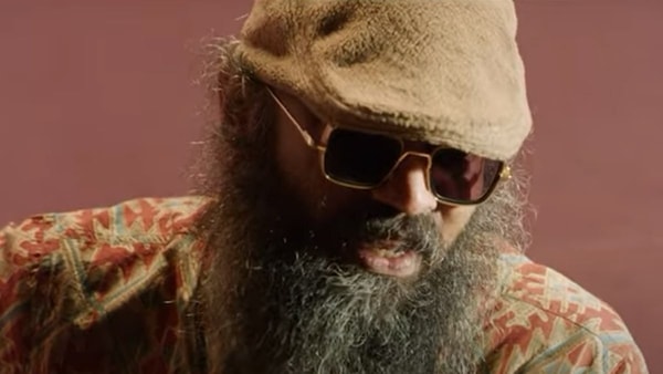 (late) Guruprasad in a still from Eddelu Manjunatha 2
