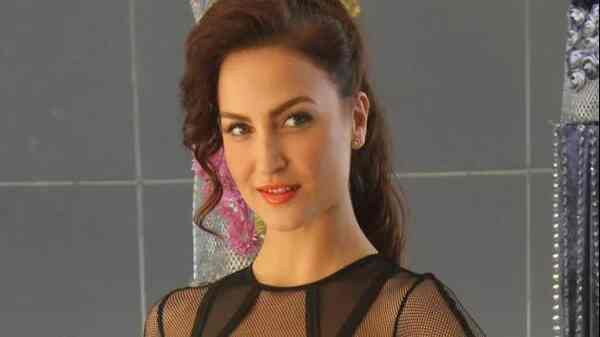 Naane Varuven: Elli Avram says she feels blessed to be working with Dhanush and Selvaraghavan