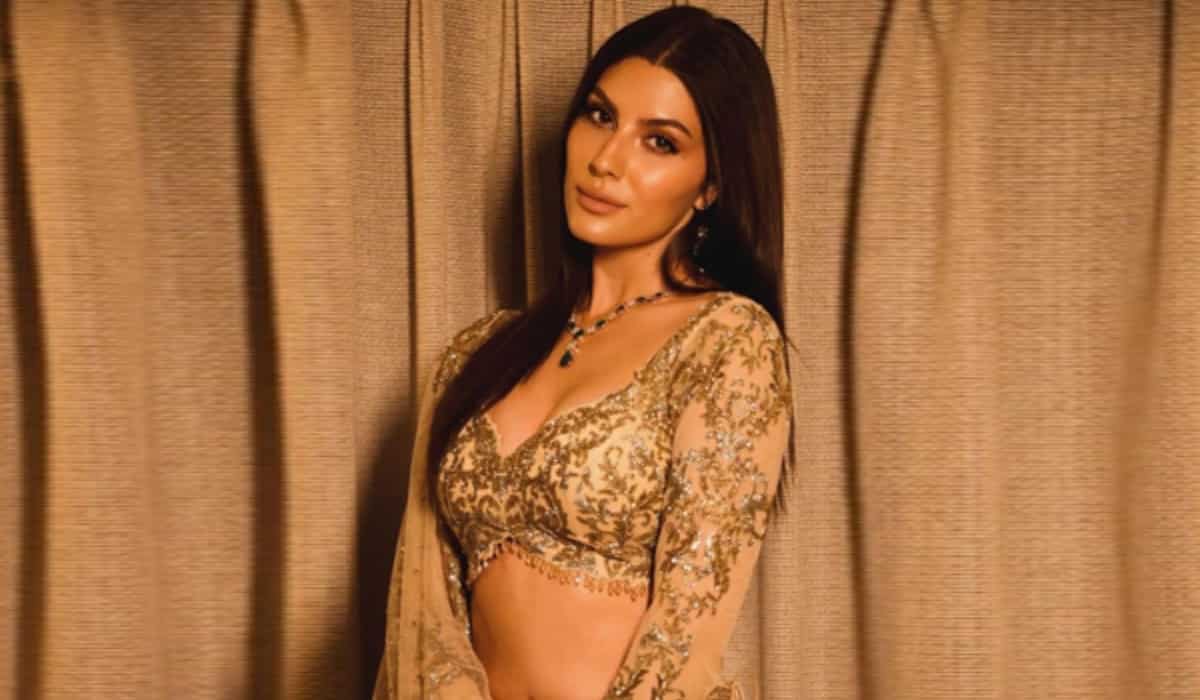 https://www.mobilemasala.com/film-gossip/Elnaaz-Norouzi-in-The-Traitors-Decoding-Her-Strategic-Moves-on-Karan-Johars-Show-i384638