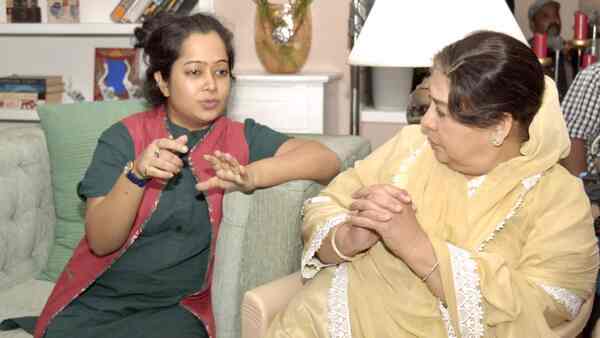 The director with Farida Jalal on the set of Karmaa meets Kismet