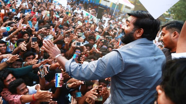 Sethupathi pacifies the excited fans 