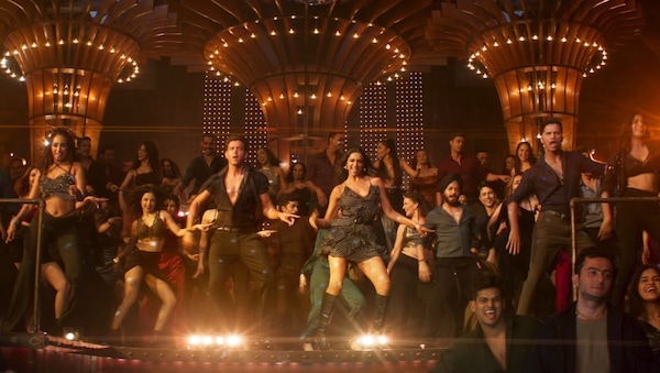 Fighter song Sher Khul Gaye - Hrithik Roshan and Deepika Padukone are "Stayin' Alive" and setting the dance floor ablaze