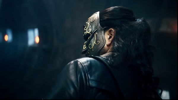 Film still. Bade Miyan Chote Miyan