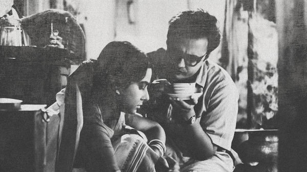 Film still. Mahanagar