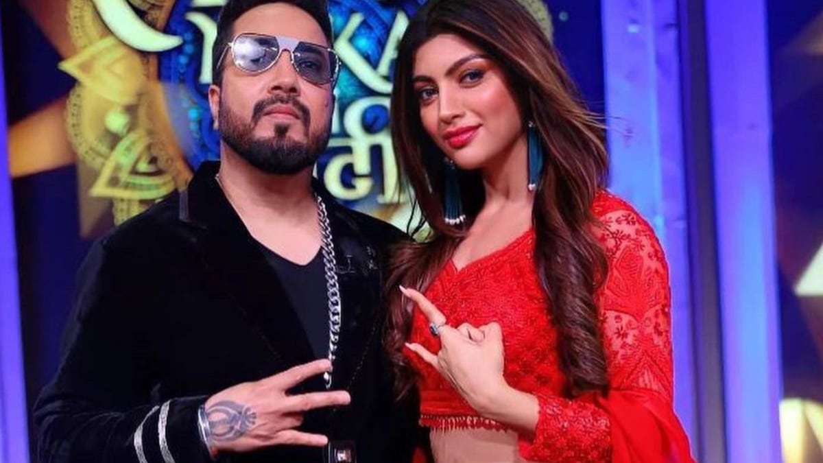 Mika Di Vohti: Akanksha Puri wins Mika Singh's heart and the show