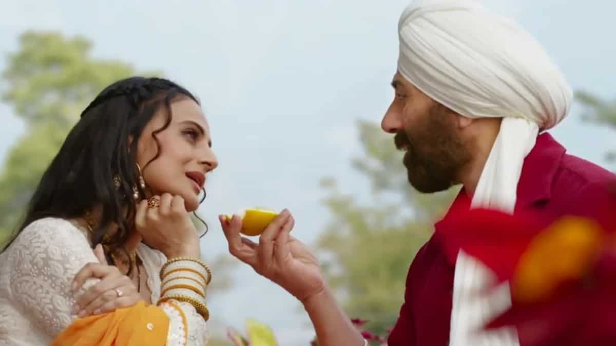 https://www.mobilemasala.com/film-gossip/Sunny-Deol-celebrates-one-year-of-Gadar-2-with-a-special-video-says-One-year-of-the-revolution-in-my-life-i289400