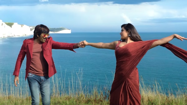 Eagle’s second single Gallanthe is a foot-tapping romance number with an exuberant Ravi Teja