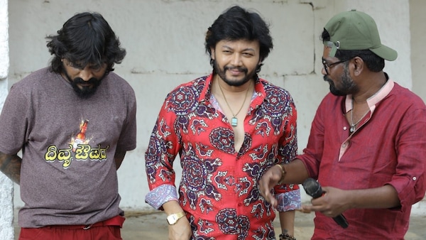 Cockroach Suddhi, Ganesh and Arasu Anthare on the set of the film