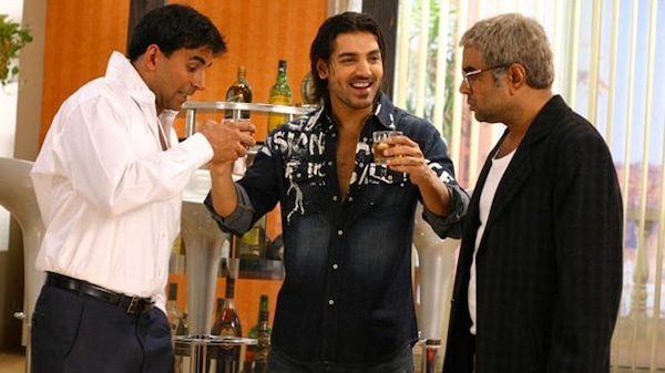 Garam Masala - Akshay Kumar, John Abraham, Paresh Rawal.