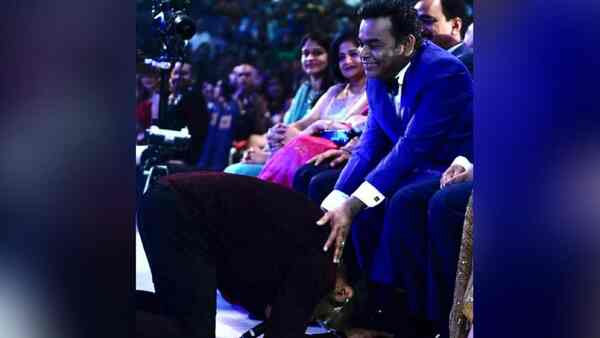 IIFA 2022: Honey Singh bows down in front of AR Rahman during stage performance