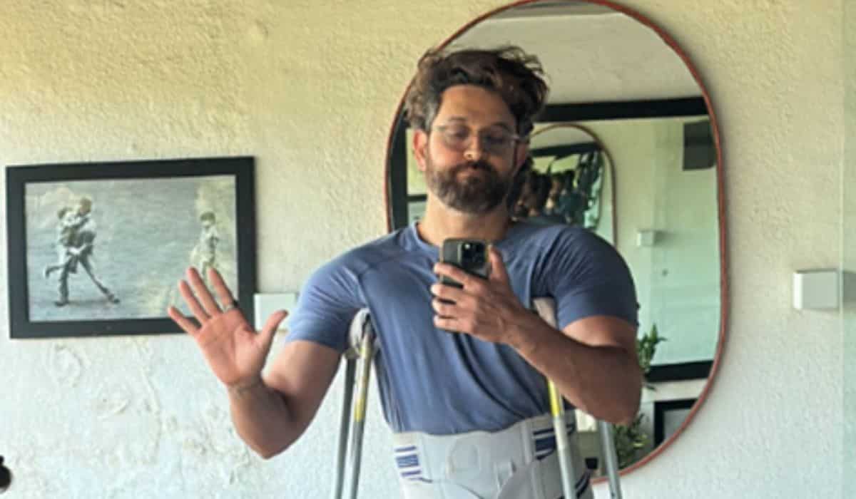 https://www.mobilemasala.com/film-gossip/Hrithik-Roshan-on-crutches-after-he-pulls-a-muscle-says-strength-is-not-always-being-Rambo-against-all-odds-with-a-machine-gun-i215018