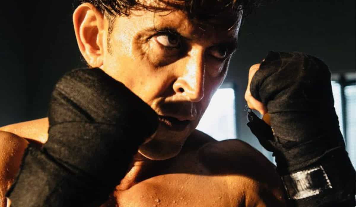 https://www.mobilemasala.com/movies/Fighter-Hrithik-Roshan-just-raised-the-temperatures-with-this-drool-worthy-photograph-i200672