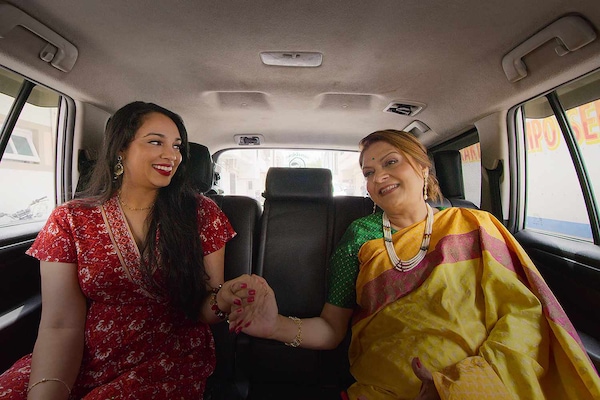 Sima Taparia accompanies Viral when she goes to meet Aashay's parents in Vadodara